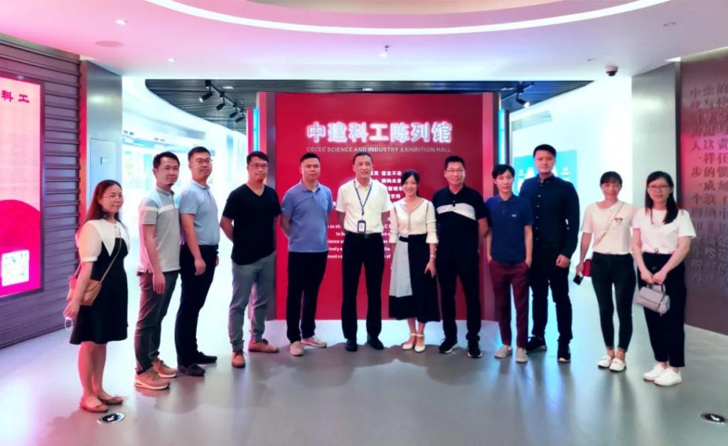 巖星專題 | 廣東工業(yè)設(shè)計(jì)城領(lǐng)導(dǎo)蒞臨深圳參觀深圳優(yōu)秀企業(yè)博物館插圖 廣東工業(yè)設(shè)計(jì)城領(lǐng)導(dǎo)、深圳中國(guó)鋼結(jié)構(gòu)博物館館長(zhǎng)、巖星領(lǐng)導(dǎo)合照